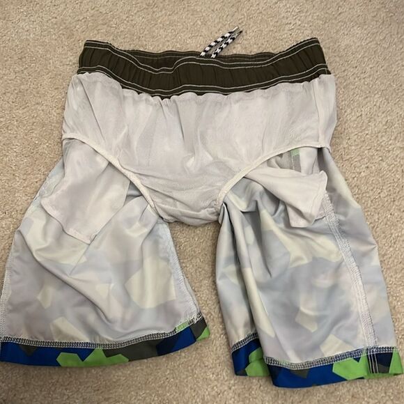 Gymboree youth boys Large (10/12) camouflage swim trunks. - Picture 6 of 6